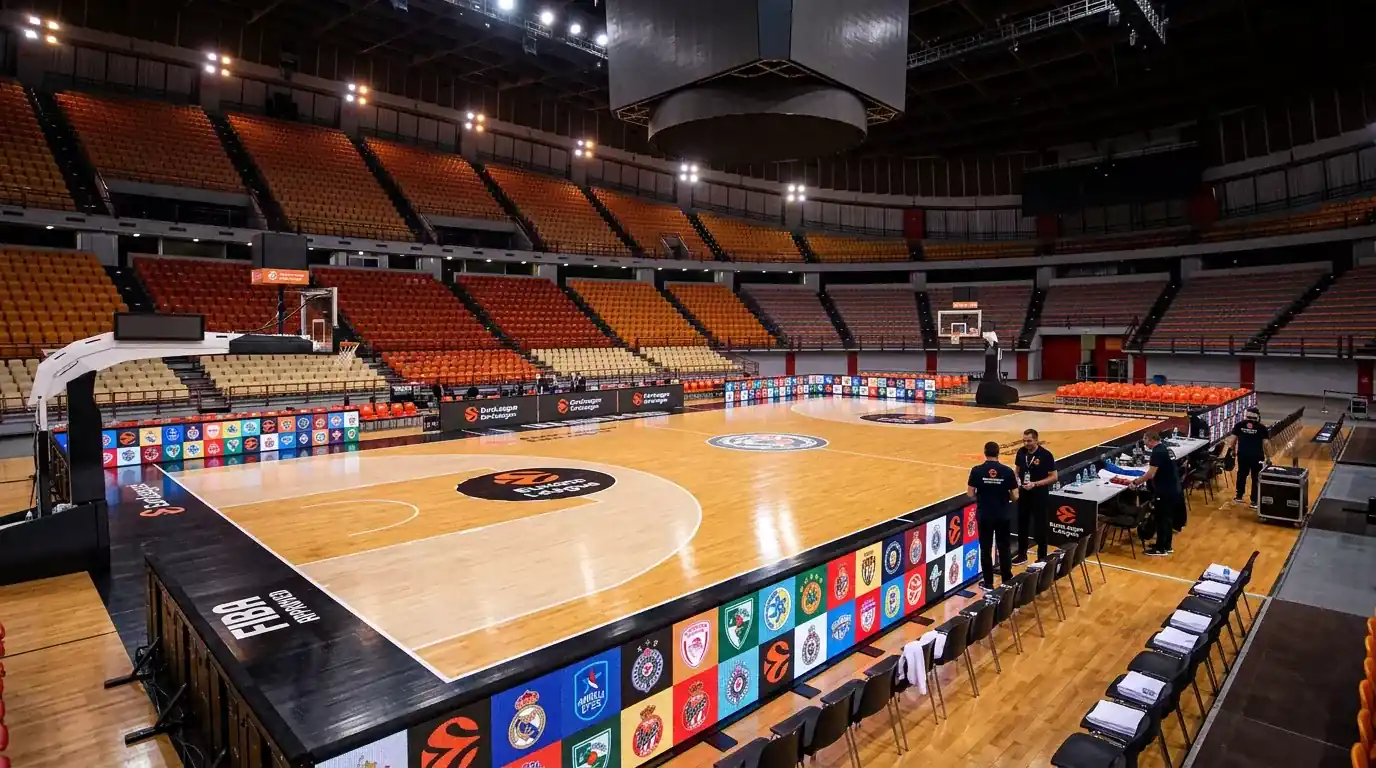 Cancha de baloncesto profesional preparada para un partido de Euroliga con 20 equipos